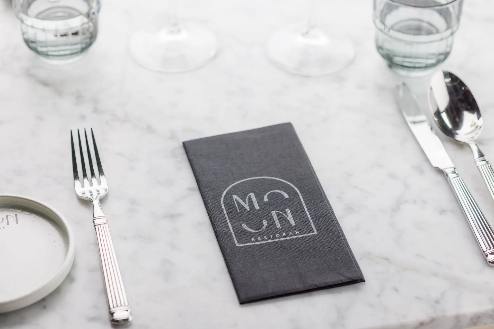 Fine dining Tallinnas – Mooni lauakate