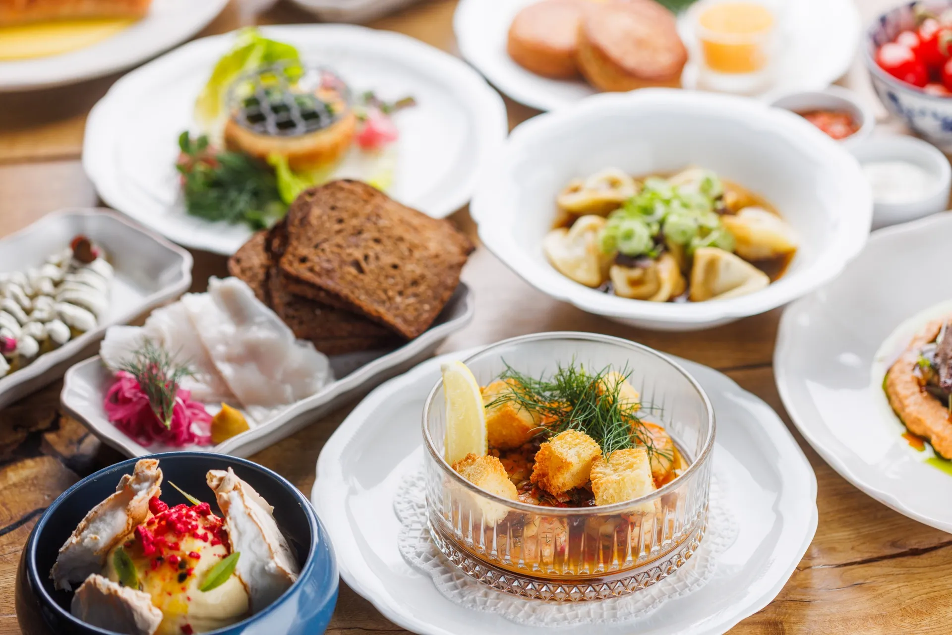 Restoran Mooni toidulaud – pelmeenid, leib, eelroad ja magustoit