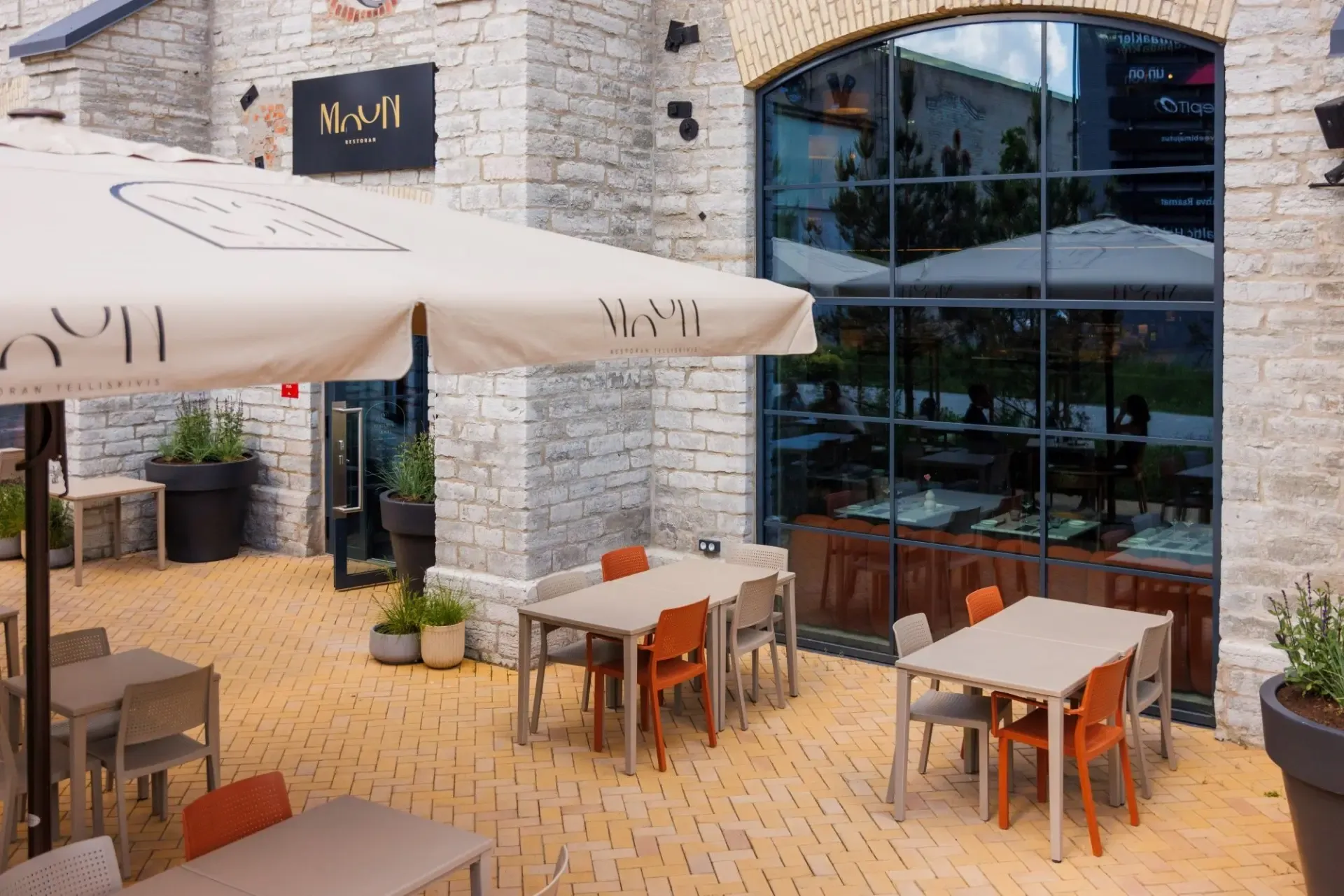 Restoran Mooni terrass ja sissepääs
